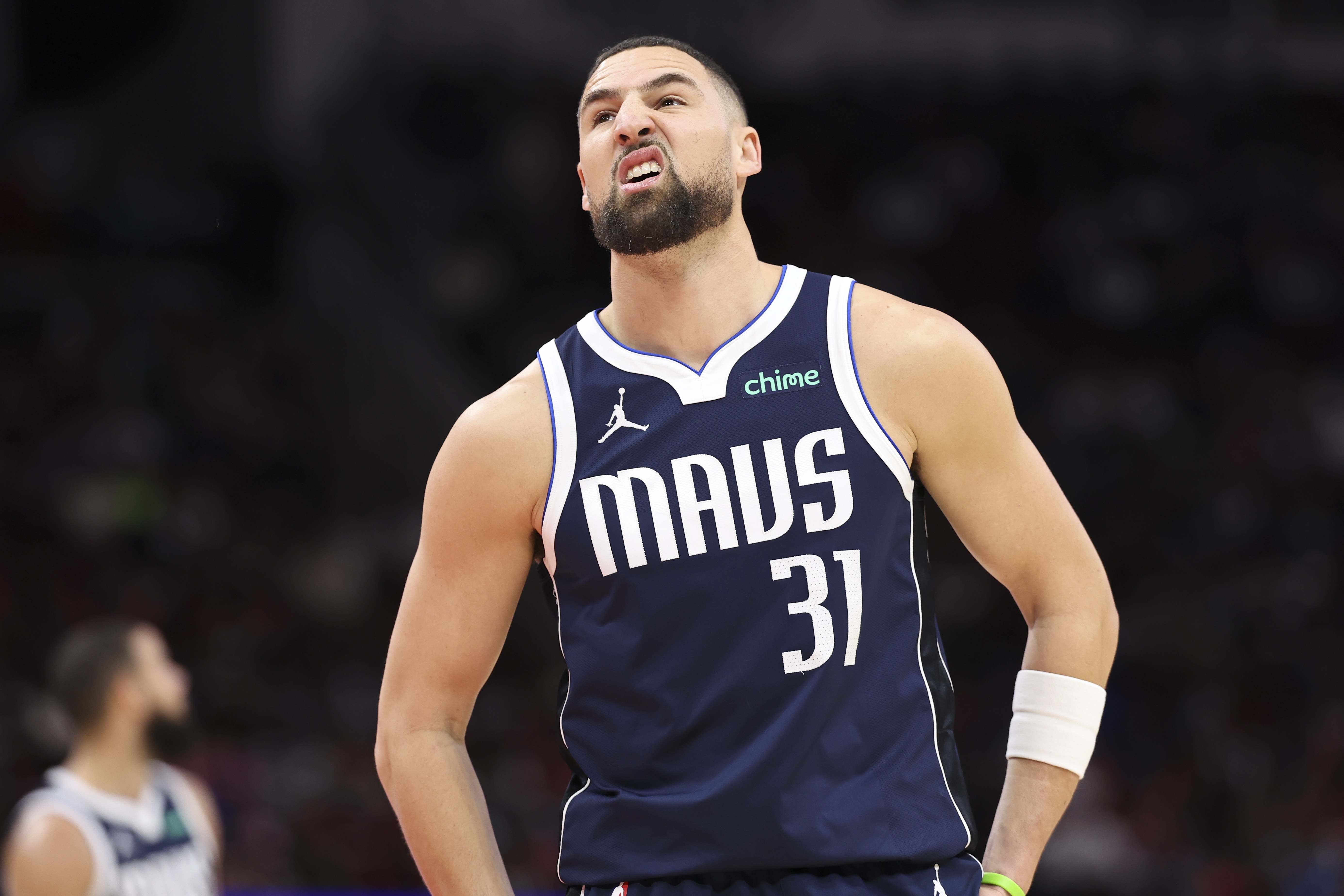 尽力输出!克莱全场13投7中&三分10中4 拿下18分1篮板2助攻